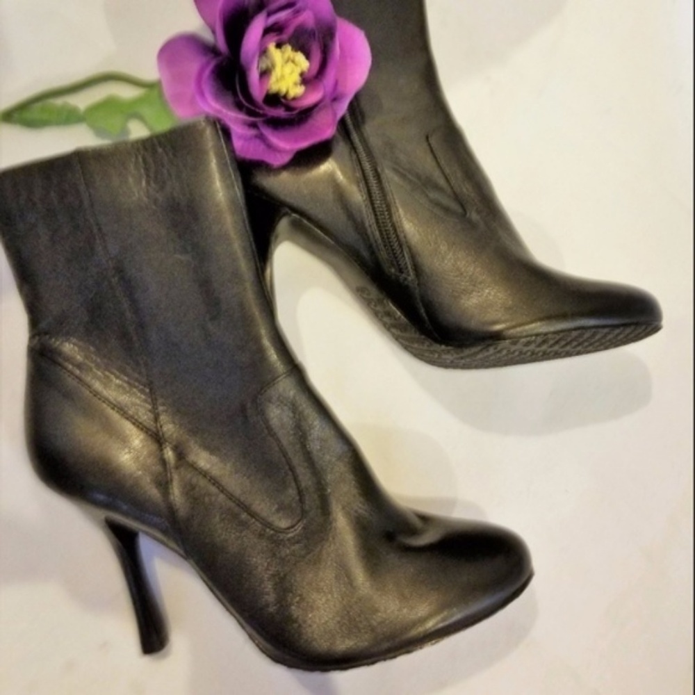 NWOT BLACK LEATHER CALVIN KLEIN STILETTO BOOTS.